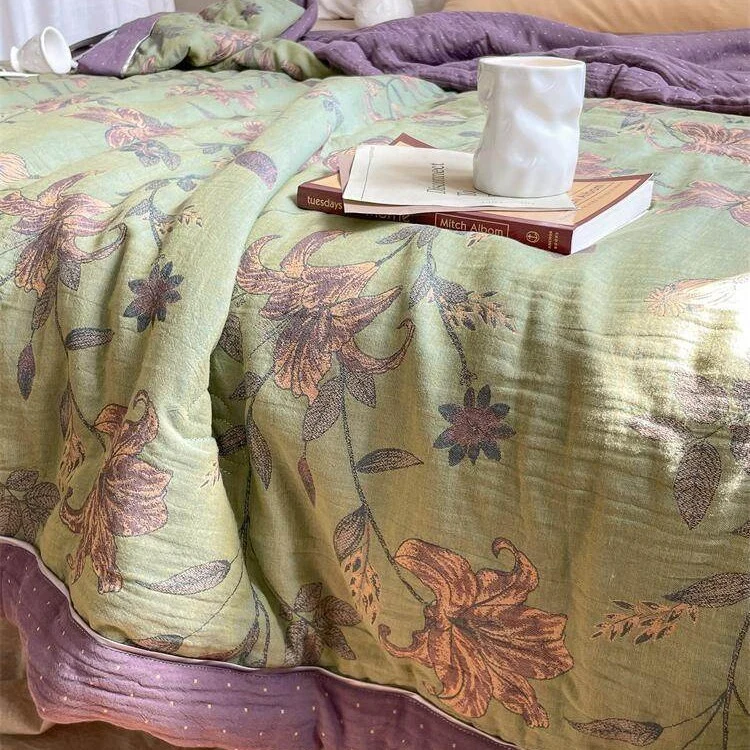 Leicht gesteppte Wohndecke im Retro-Blumenjacquard aus Baumwoll‑Leinen‑Mix