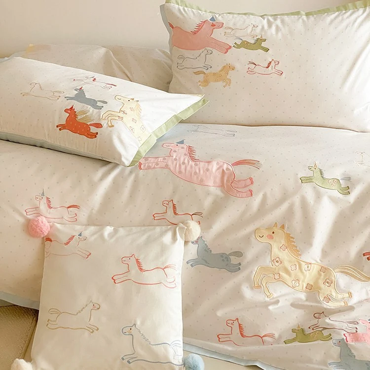 Kinderbettwäschegarnitur mit Einhorn- und Pferdeprint aus weichem Baumwollsatin