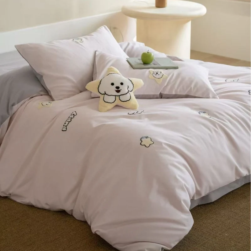 Kinderbettwäsche-Set mit gestickten Pinguin-Applikationen und Kuschelplüsch-Details