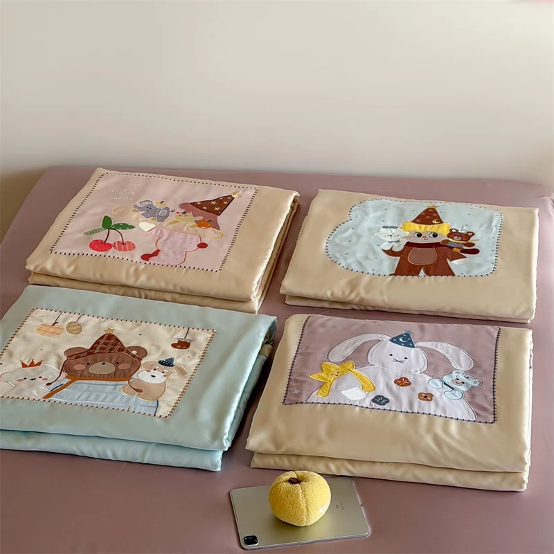 Kinder-Bettwäscheset mit applizierten Tierfiguren, satinierter Hülle und gesteppter Decke