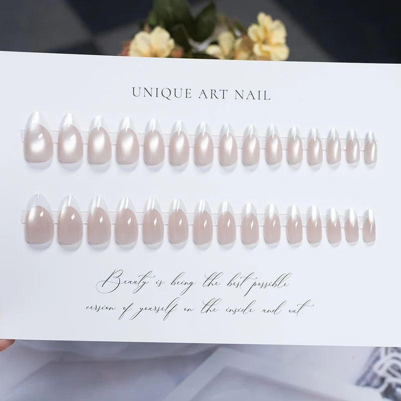 Vielseitiges Press-On-Nagelset mit einzigartigen Kunstdesigns