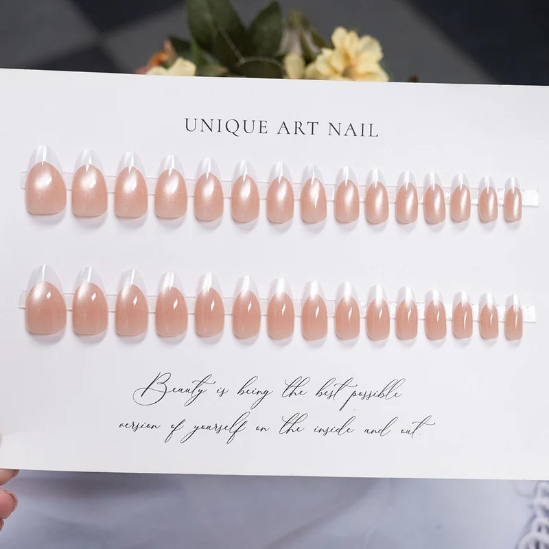 Vielseitiges Press-On-Nagelset mit einzigartigen Kunstdesigns