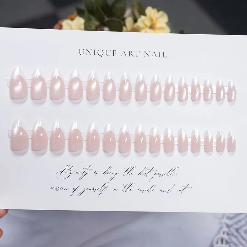 Vielseitiges Press-On-Nagelset mit einzigartigen Kunstdesigns