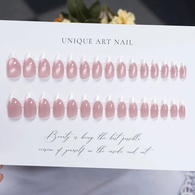 Vielseitiges Press-On-Nagelset mit einzigartigen Kunstdesigns