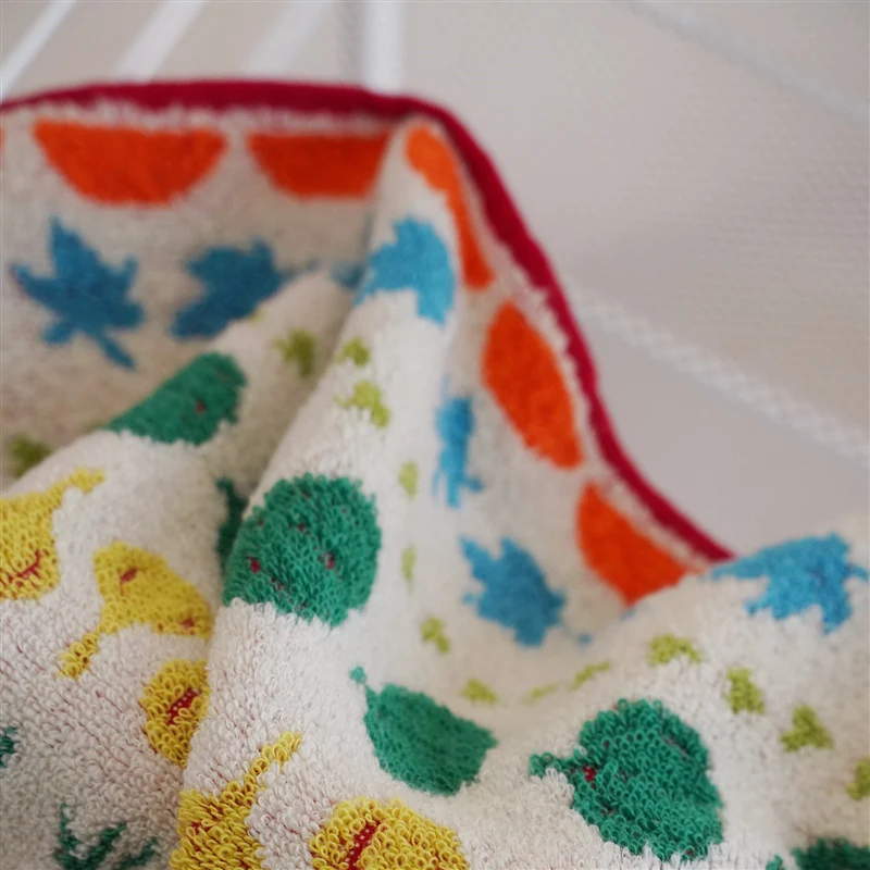 Hochsaugfähiges Frottier-Küchentuch mit fröhlichem Gemüse- und Blumenmotiv
