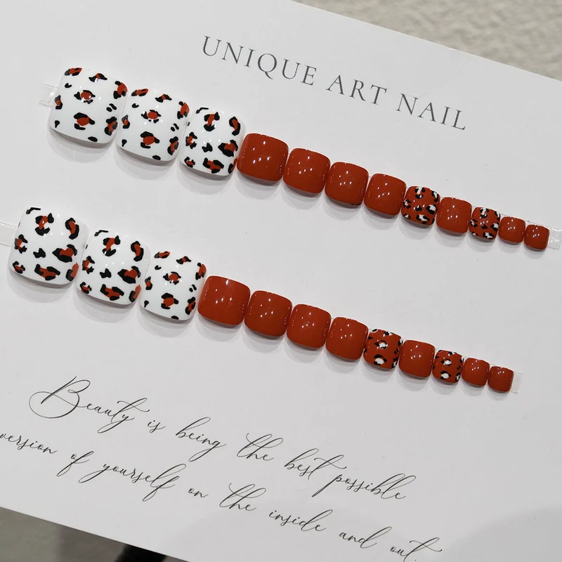 Trendige Tierdruck-Nagelkunst