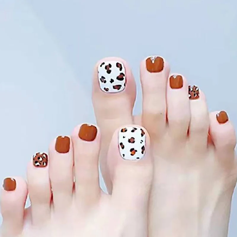 Trendige Tierdruck-Nagelkunst