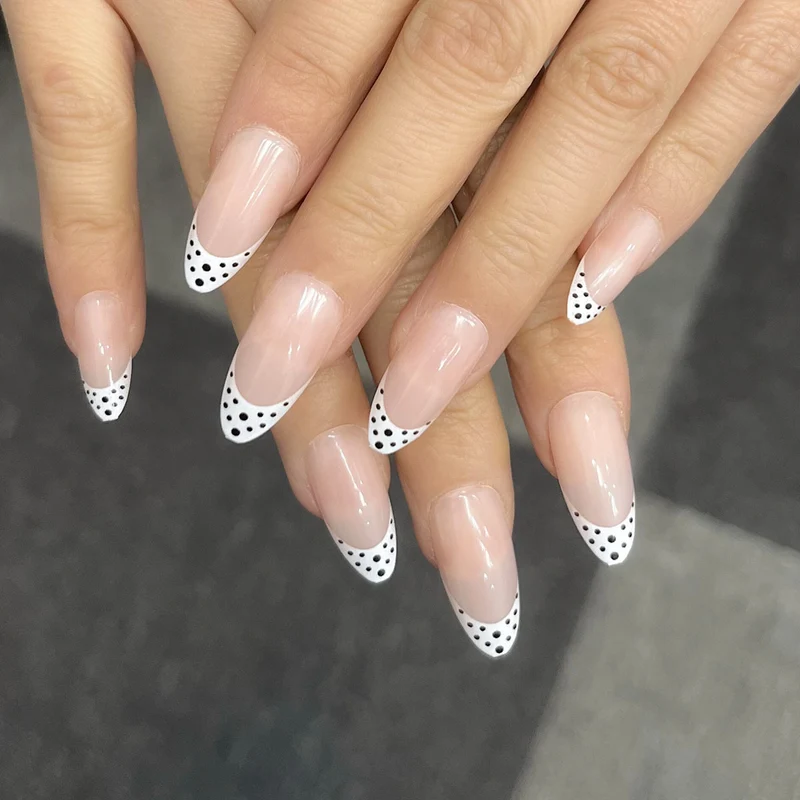 Stilvolle Stiletto Press-On Nägel mit Polka-Dot-Design