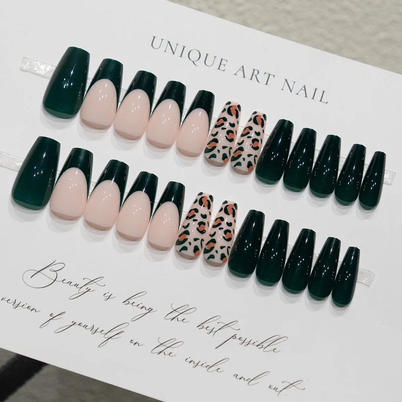 Stylisches Aufkleben Nageldesign