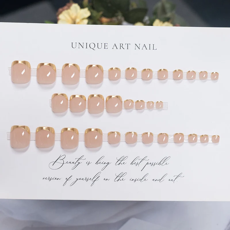 Press-On Nagelkunst mit eleganten goldenen Akzenten