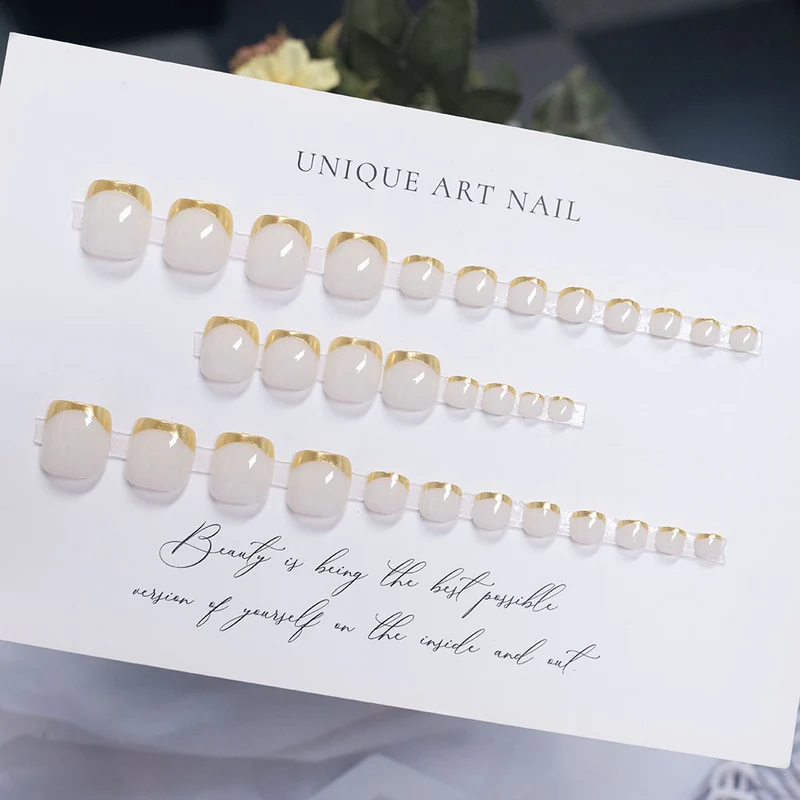 Press-On Nagelkunst mit eleganten goldenen Akzenten