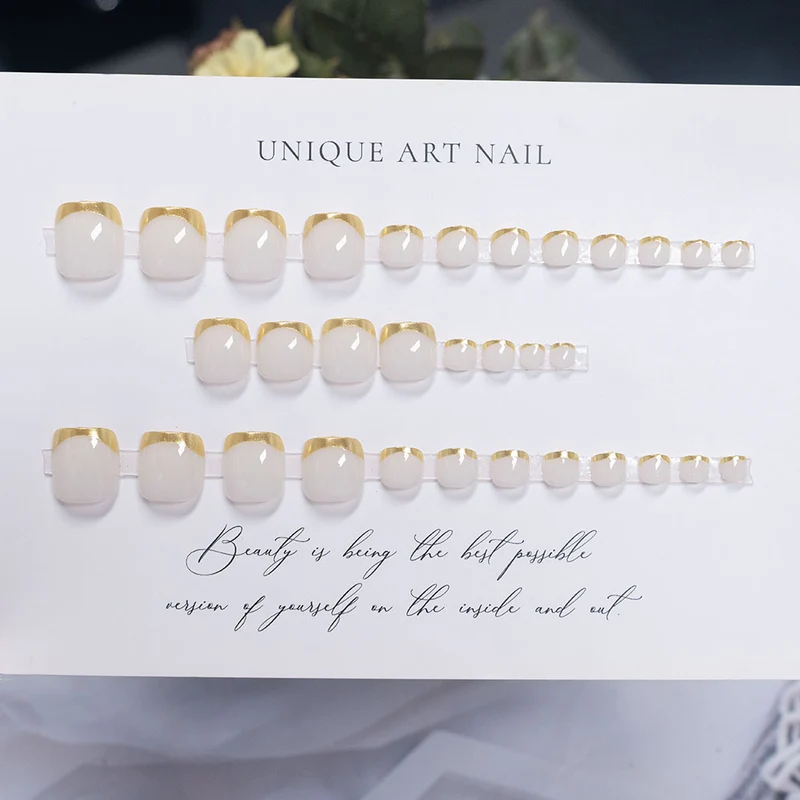 Press-On Nagelkunst mit eleganten goldenen Akzenten