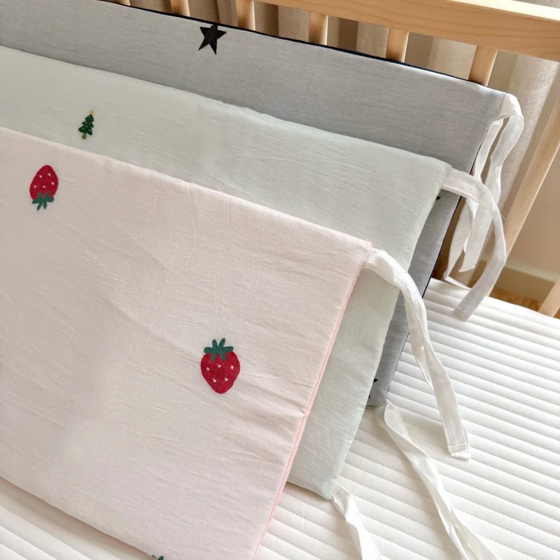 Babyausstattung Bettwäscheset mit Erdbeerstickerei und Nestchen