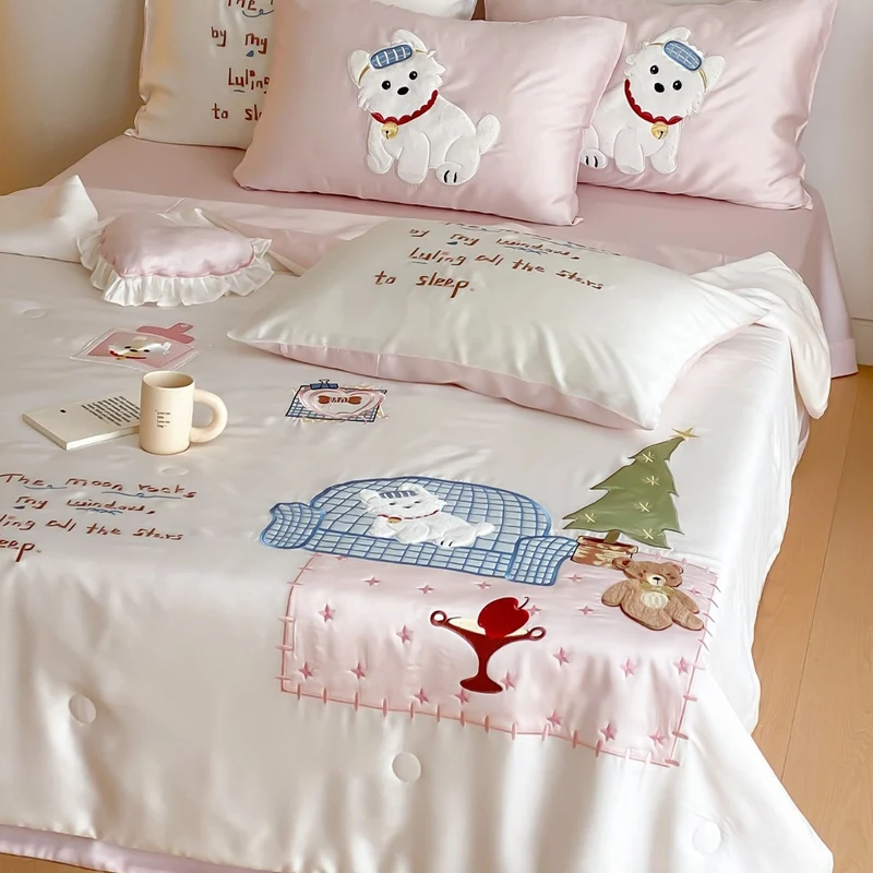 Verspieltes Satin-Bettwäsche-Set mit applizierten Tiermotiven und gesteppter Tagesdecke