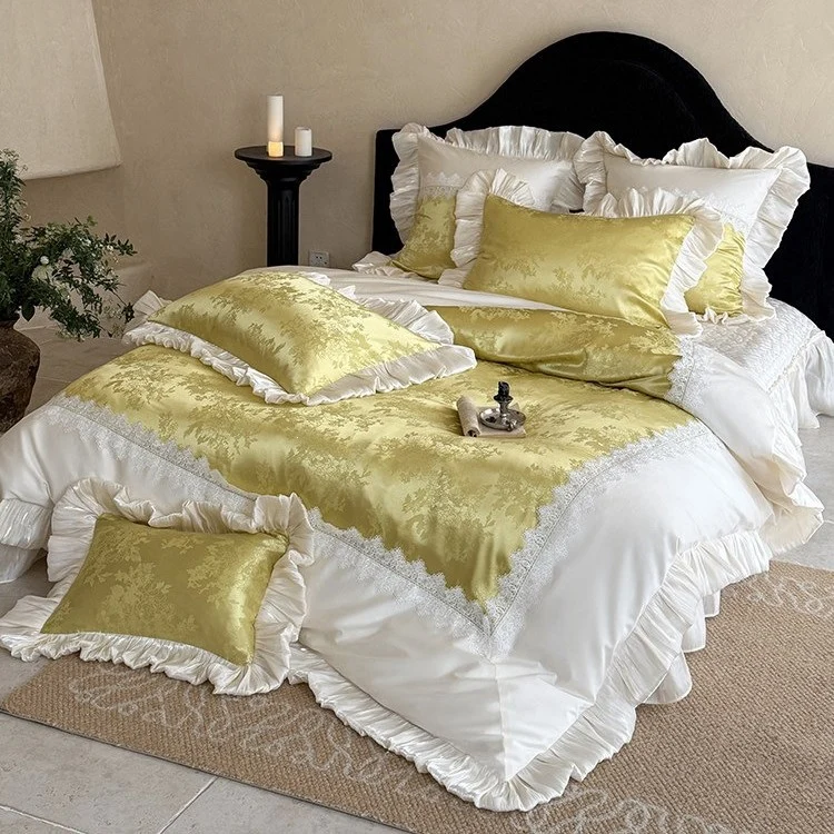 Elegante Schlafzimmergarnitur: Jacquard‑Satin‑Tagesdecke mit Ziervolant und Spitzenblende