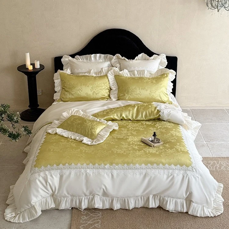 Elegante Schlafzimmergarnitur: Jacquard‑Satin‑Tagesdecke mit Ziervolant und Spitzenblende