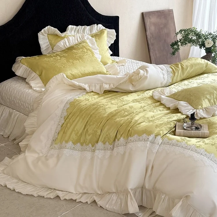 Elegante Schlafzimmergarnitur: Jacquard‑Satin‑Tagesdecke mit Ziervolant und Spitzenblende