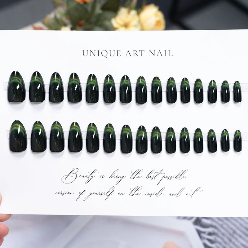 Premium Press-On Nail Set mit einzigartigem Kunstdesign