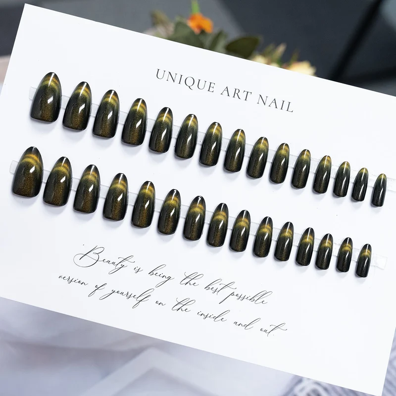 Premium Press-On Nail Set mit einzigartigem Kunstdesign