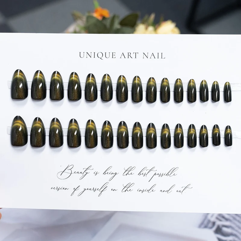 Premium Press-On Nail Set mit einzigartigem Kunstdesign