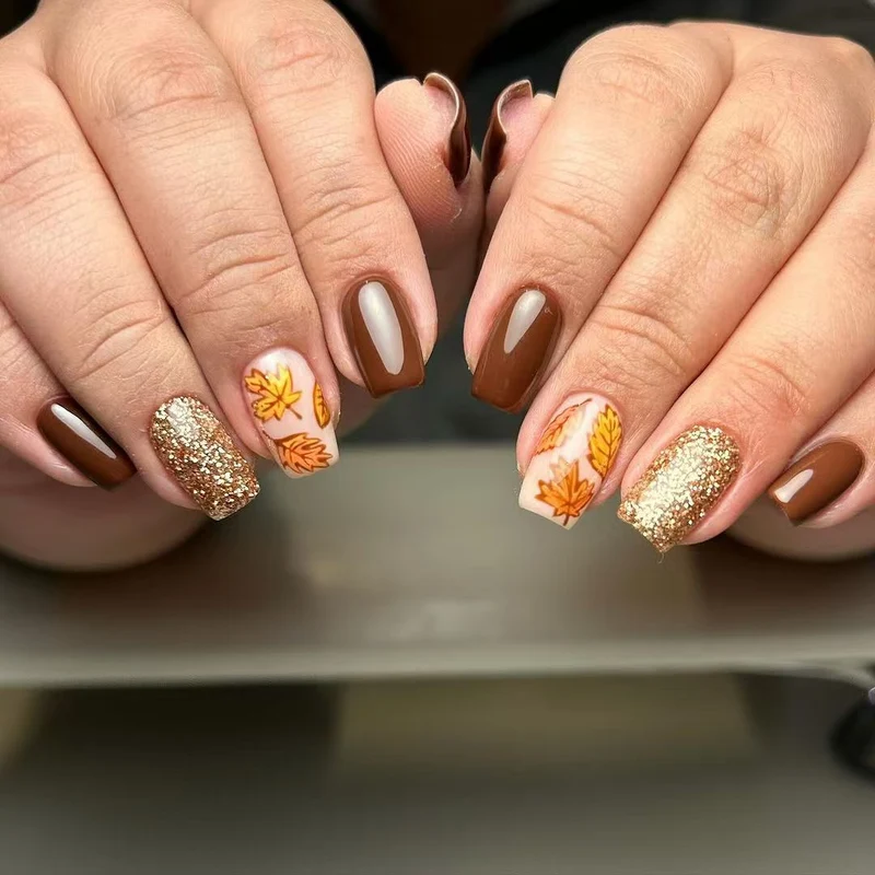 Aufwändige Nagelkunst