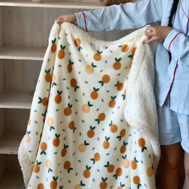 Wendbare Kuscheldecke mit Sherpa-Fleece, niedlichen Hunde-Illustrationen und kariertem Muster