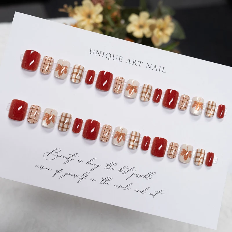 Saisonale Blattdesign Nagelkunst
