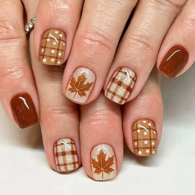 Saisonale Blattdesign Nagelkunst