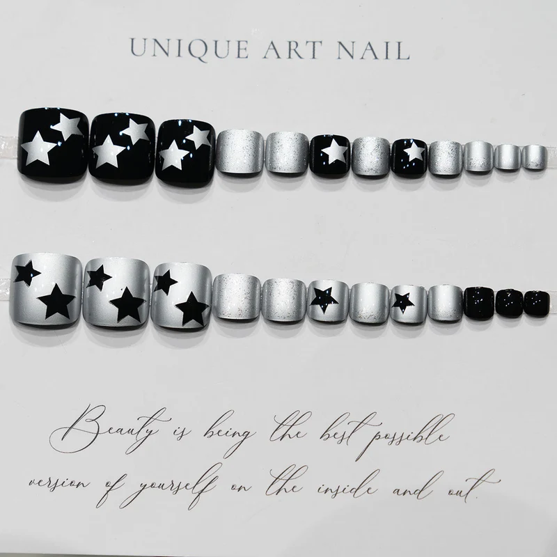Sternenbesetzte Nagelkunst