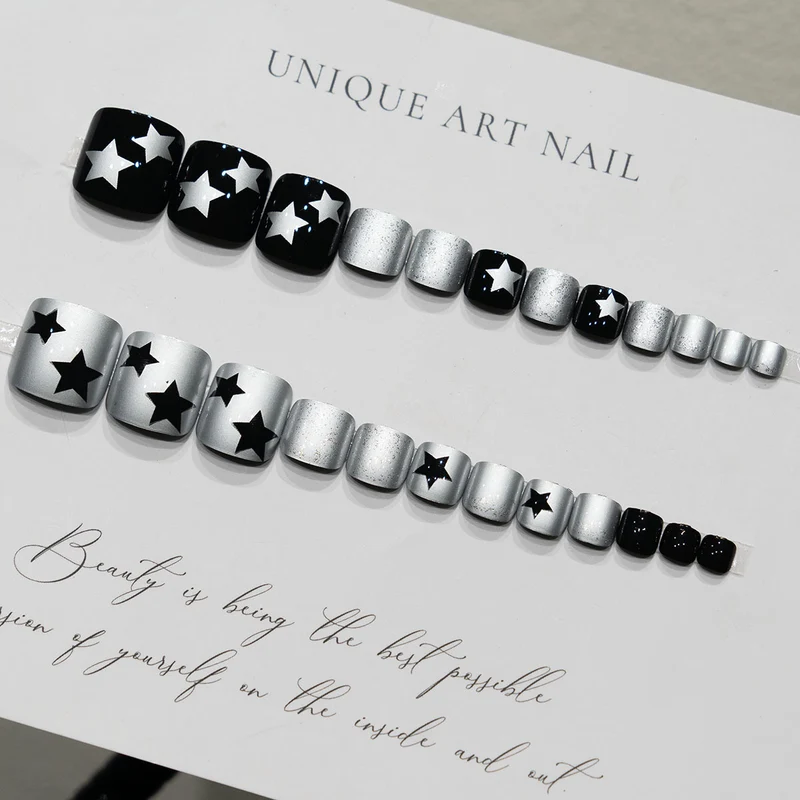 Sternenbesetzte Nagelkunst