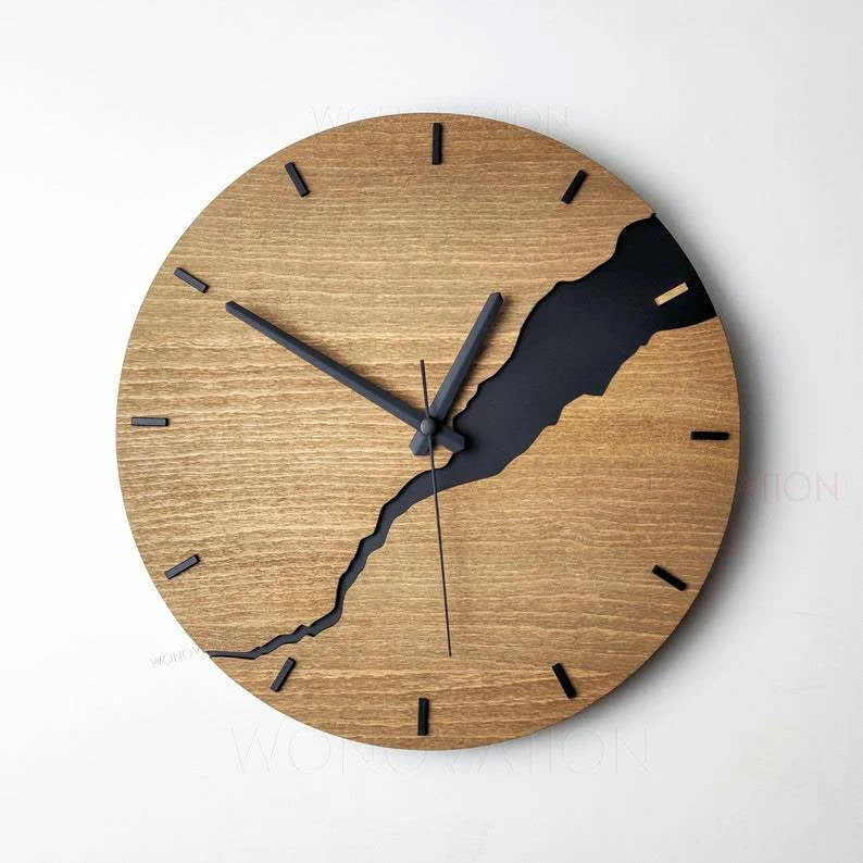 Skanto | RusticEdge – Einzigartige Wanduhr mit rissiger Holzoberfläche und rustikaler Eleganz