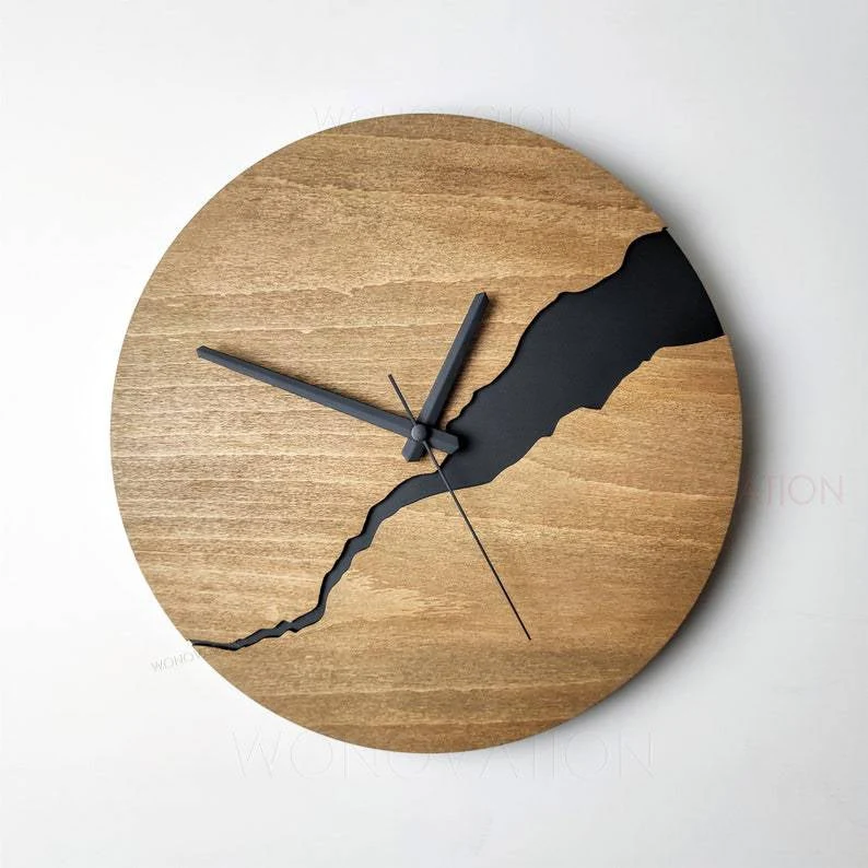 Skanto | RusticEdge – Einzigartige Wanduhr mit rissiger Holzoberfläche und rustikaler Eleganz