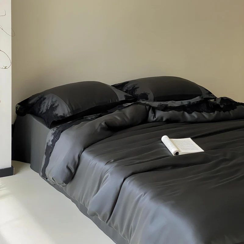 Luxuriöses Satin-Bettwäscheset mit feiner Spitzenbordüre