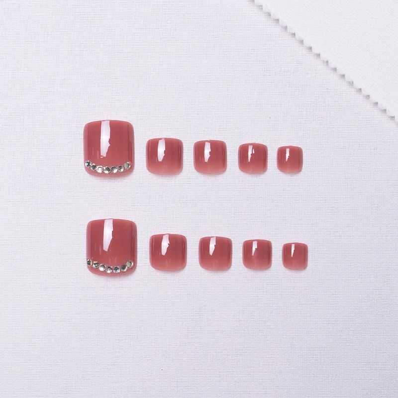 Luxuriöse mit Strass veredelte Pediküre