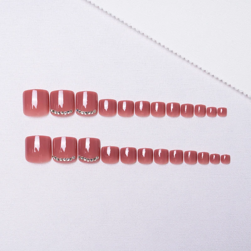 Luxuriöse mit Strass veredelte Pediküre