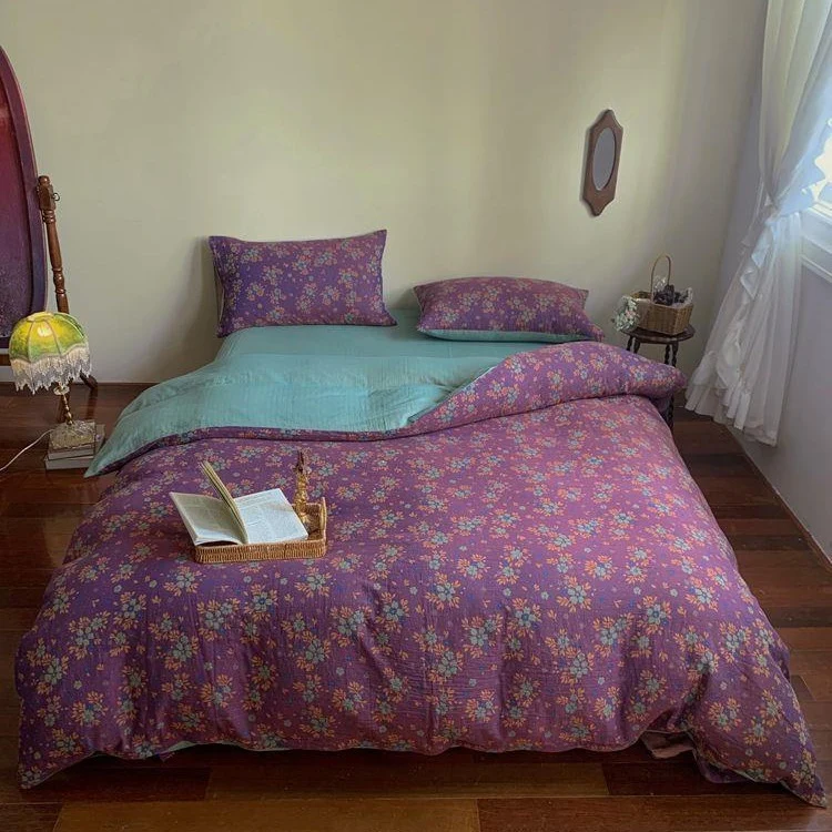Wendbares Bettwäsche-Garnitur-Set aus Baumwoll-Leinen mit zartem Blumenprint und gesteppter Decke