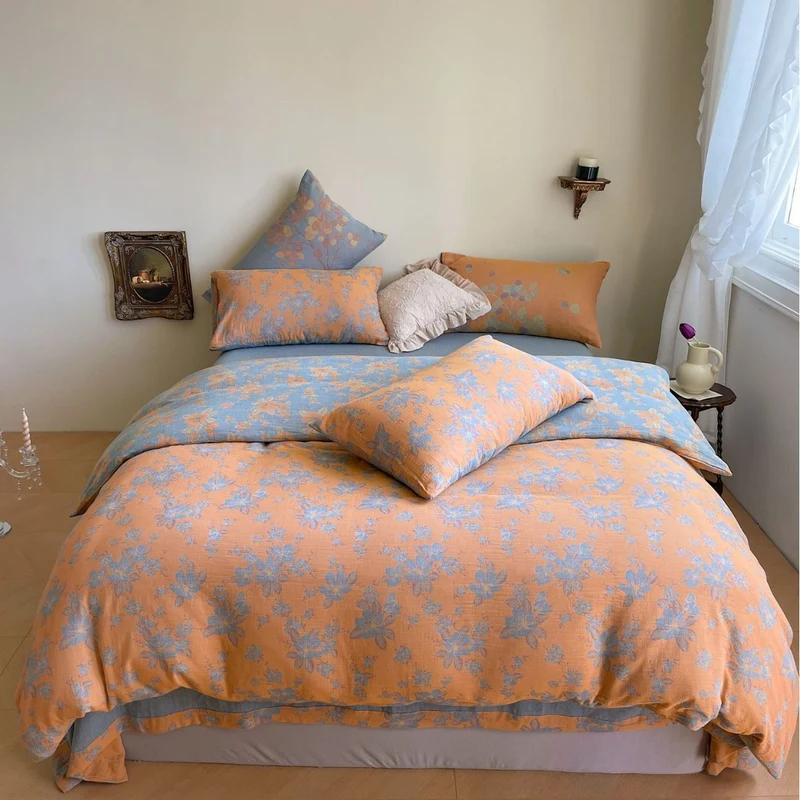 Wendbares Bettwäsche-Garnitur-Set aus Baumwoll-Leinen mit zartem Blumenprint und gesteppter Decke