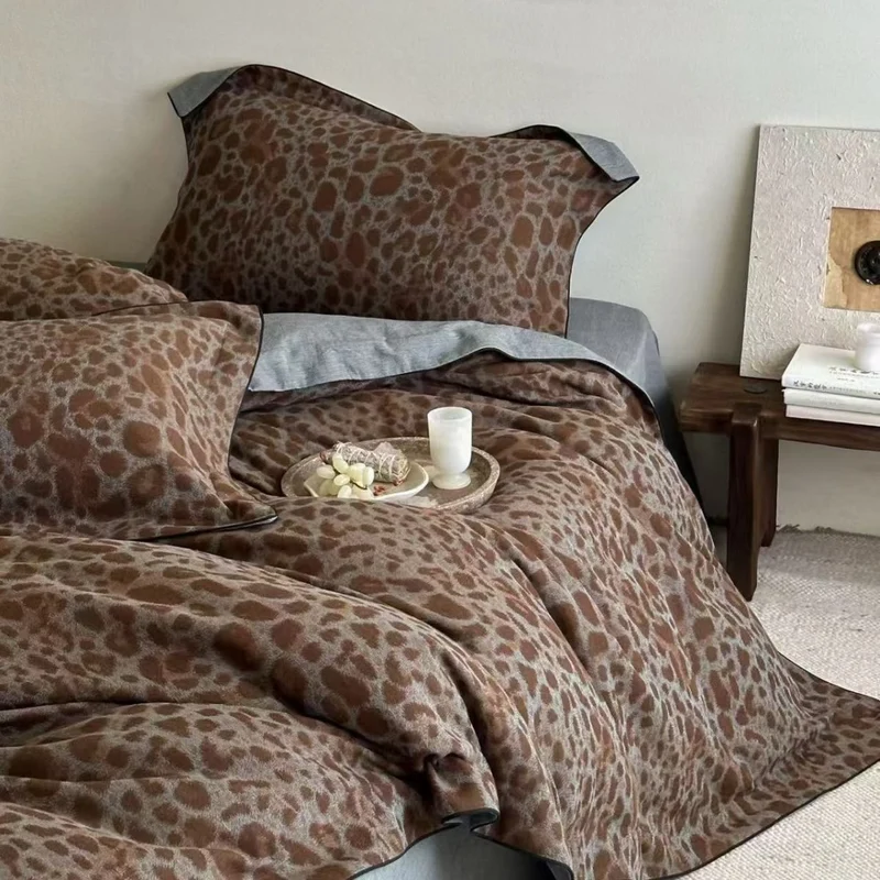 Wendbares Baumwollsatin-Bettwäsche-Set mit Leopardenmuster und kontrastierter Einfassung