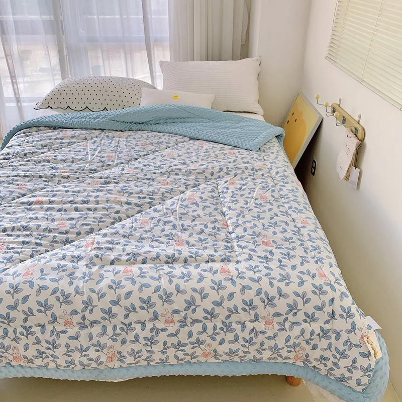 Kuschelige Baby-Steppdecke mit Minky-Fleecekante und niedlichem Hasen-Print