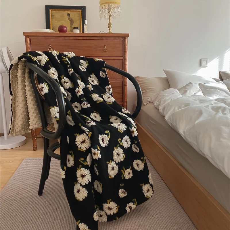 Kuscheldecke mit floraler Bouclé-Oberfläche und Minky-Wendefleece