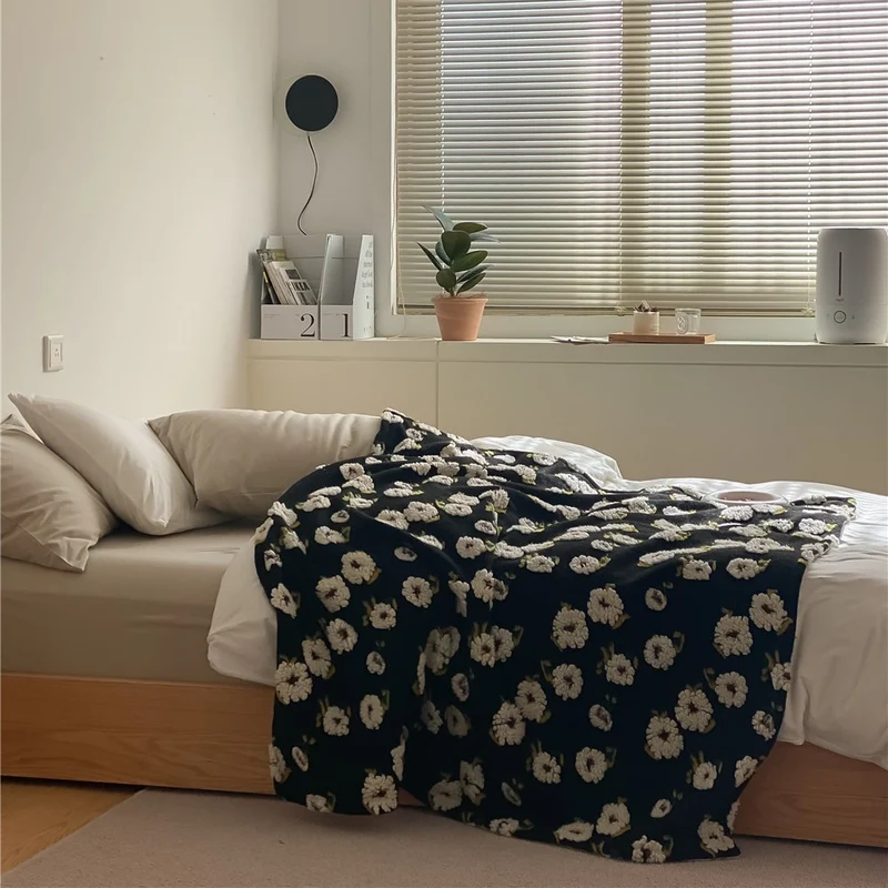 Kuscheldecke mit floraler Bouclé-Oberfläche und Minky-Wendefleece