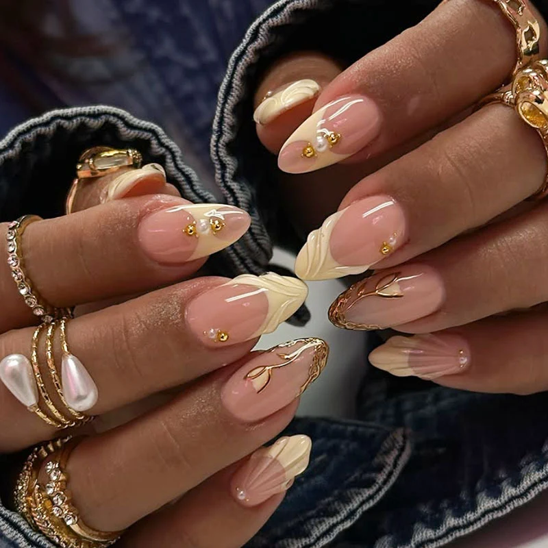Luxuriöses blumeninspiriertes Acrylnageldesign