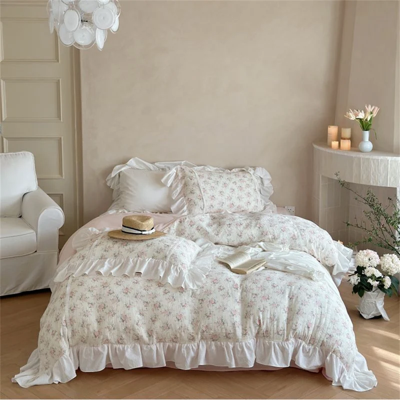 Romantisches Bettwäscheset aus Baumwoll-Leinen mit zarten Rüschen und Blumenmuster