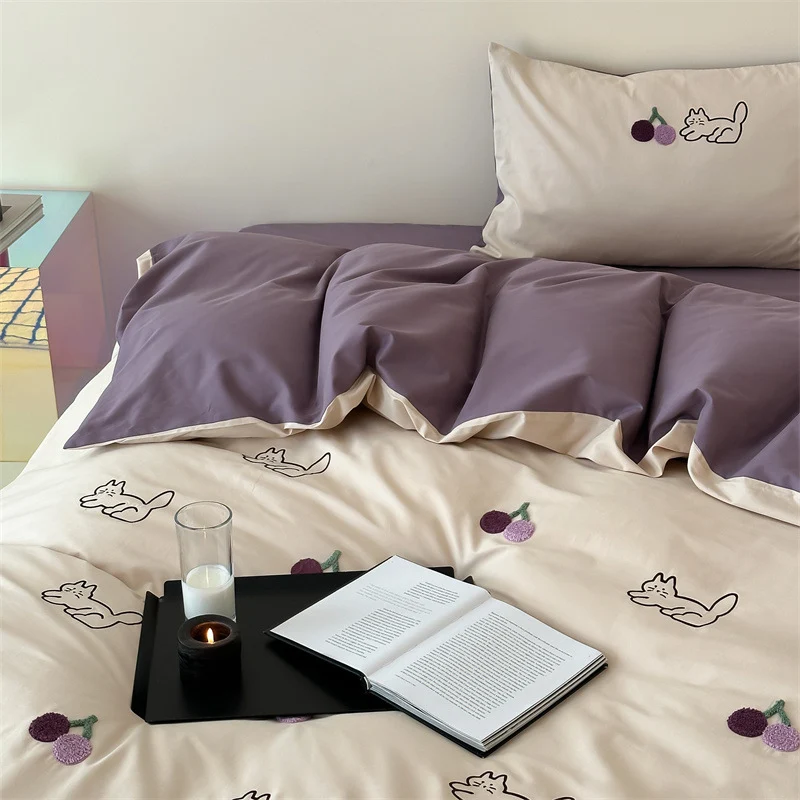 Gesticktes Wendebettwäsche-Set aus Baumwollsatin mit Katzen- und Kirschen-Motiv