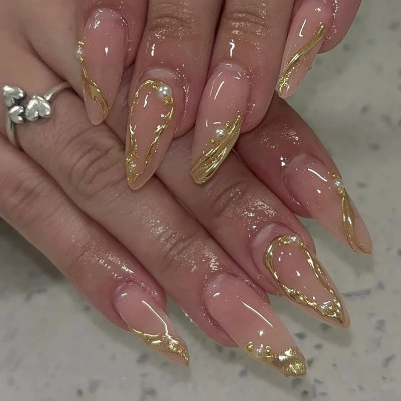 Verschnörkelte Stiletto-Nagelkunst