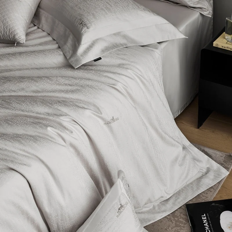 Premium-Bettwäschegarnitur aus Baumwollsatin mit dezentem Jacquard‑Relief und feinem Saum