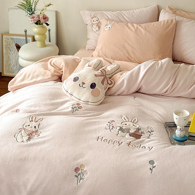 Niedliches Kinder-Bettwäscheset aus weichem Baumwoll-Frottee mit bestickten Katzen‑Applikationen und Kuschelplüschkissen