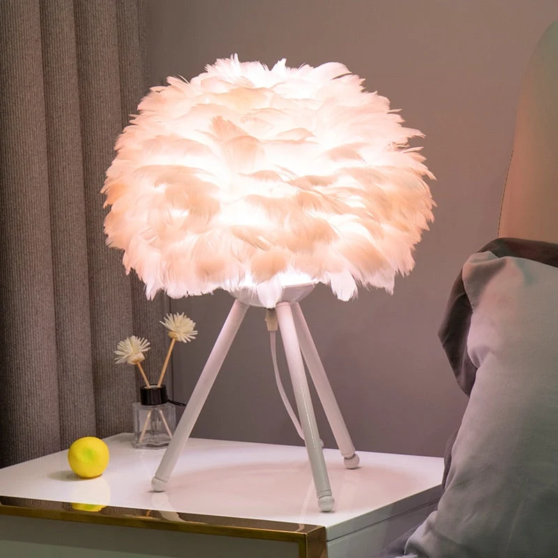 Skanto | Romantische Feder-Tischlampe Moderne Nachttischlampe Wohnzimmer Café Dekoration Hochzeits-Weihnachtsgeschenk Straußenfederlicht