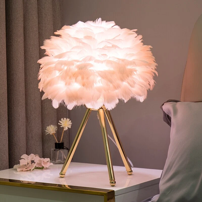 Skanto | Romantische Feder-Tischlampe Moderne Nachttischlampe Wohnzimmer Café Dekoration Hochzeits-Weihnachtsgeschenk Straußenfederlicht