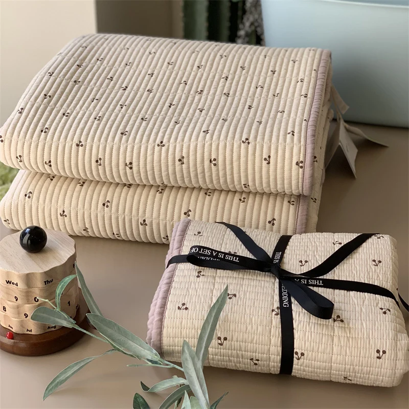 Gepolsterte Kinderbettauflage und Spielmatte aus gesteppter Baumwolle mit Entchen‑Print